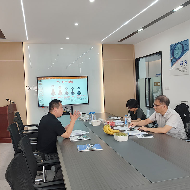 عميل من شركة Pharm-Tech (Tianjin) المحدودة يزور شركتنا للتعاون