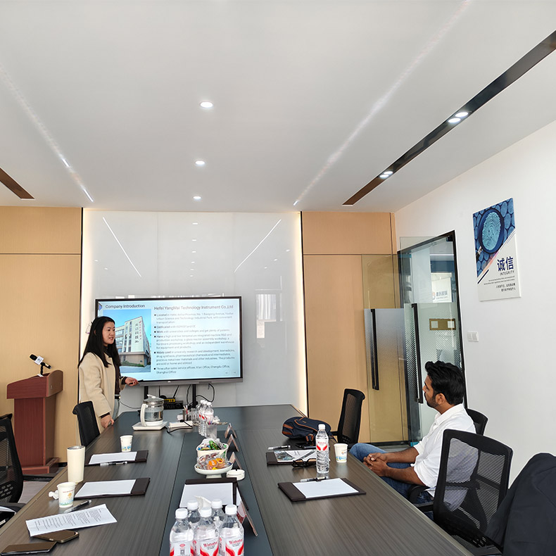 عميل ماليزي يزور شركة Yangmai Technology لاستكشاف تطبيقات تنقية المعادن الثمينة